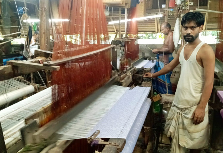 ঋণের চাপে ধুঁকছে তাঁতিরা