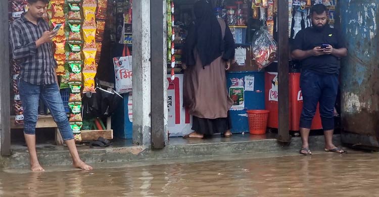 চাঁদপুরে জলাবদ্ধতায় দুর্ভোগ, বাড়তে পারে বৃষ্টি