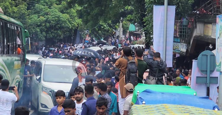 এনসিপিকে শুভেচ্ছা জানাতে সড়কে শিক্ষার্থীরা, ক্ষোভ ঝাড়লেন সার্জিস