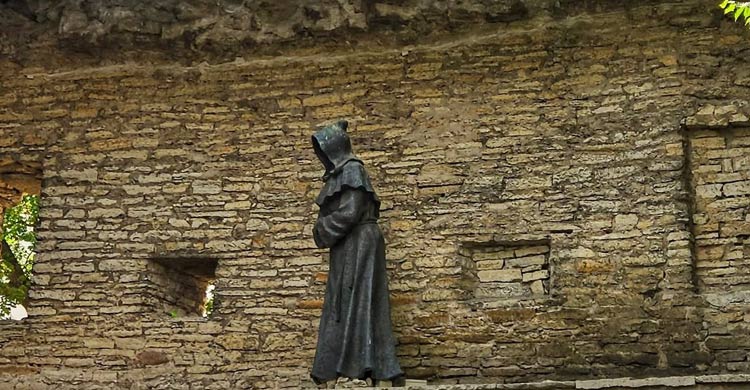 এক পুরোনো প্রাচীরের কাছে বারবার ফেরা