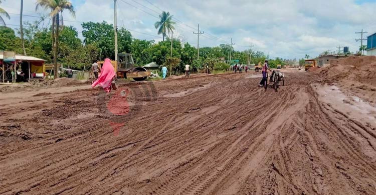 খানাখন্দে ভরা মহাসড়ক যেন মাটি-কাদার ভাগাড়