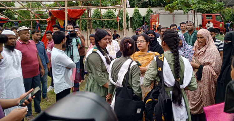 ক্লাসে নেই শিক্ষার্থীরা মাঠে নেই কোলাহল, বাজেনি ক্লাস শুরুর ঘণ্টা