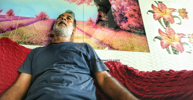 নুসরাত জাহান আনিকাকে হারিয়ে শোকে পাথর হয়ে গেছেন বাবা আবুল হোসেন। ছবি: মাহবুব আলম