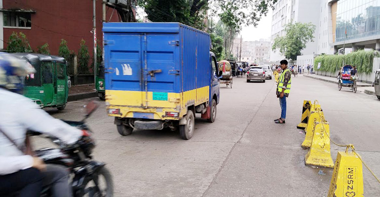 সকাল থেকে ট্রাফিক সামলে রাতে রক্তের ডোনার খুঁজছেন রায়হান
