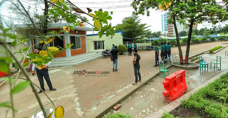 আজও ৩ গেট বন্ধ, শিক্ষক-কর্মচারী-অভিভাবক ছাড়া ঢুকতে পারছেন না কেউ