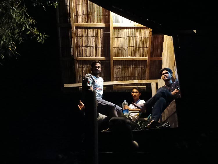 সমুদ্রসৈকতে বর্ষার ভিন্ন রূপ দেখবেন যেভাবে