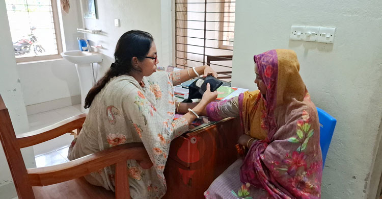 ‘রোগী দেখি, ওষুধ দেই, হাসপাতাল পরিষ্কার-পরিচ্ছন্নও করি’