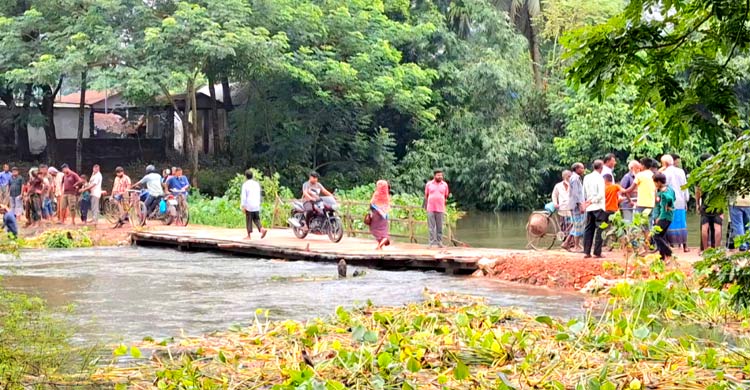 ভরা নদীতে ঠিকাদারের বাঁধ, পানির নিচে ২০ গ্রাম