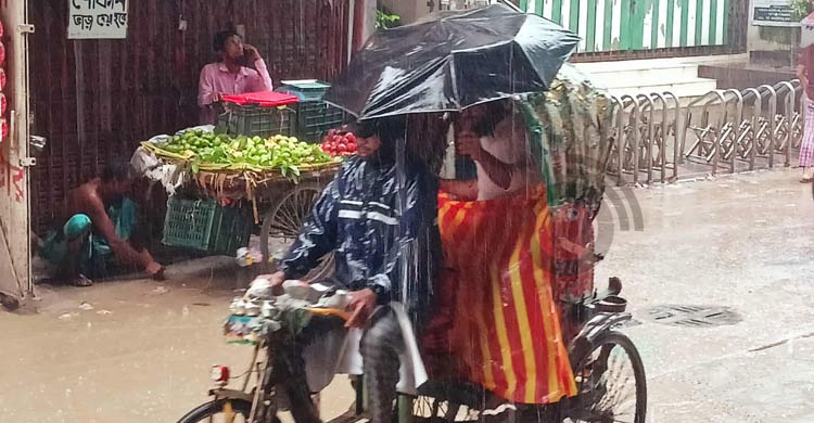টানা বৃষ্টিতে খেটে খাওয়া মানুষের দুর্ভোগ