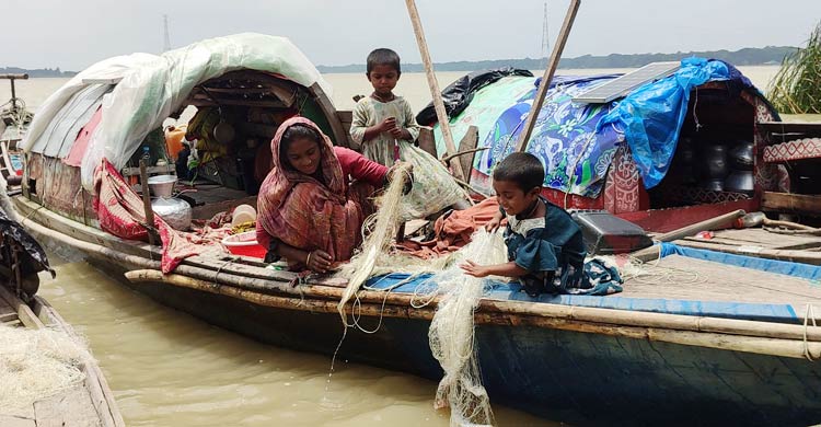 যুগযুগ মাছ ধরেও জেলের স্বীকৃতি মেলেনি মানতা নারীদের