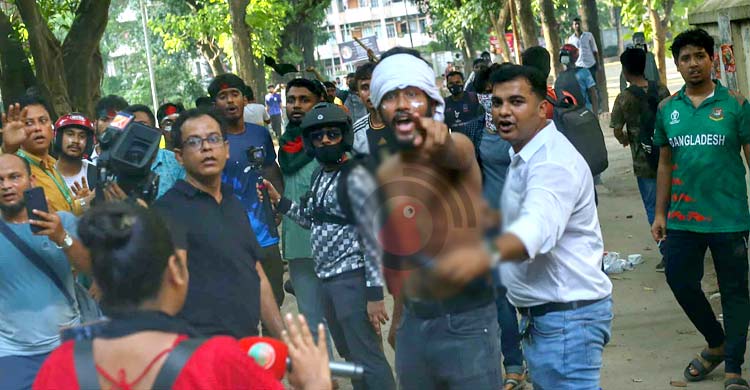 চোখের সামনে একের পর এক হত্যা দেখে ভেঙে পড়েন সাংবাদিকরা