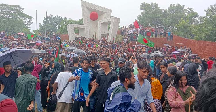 হাসিনার পতনের খবর পেয়ে দুপুরেই সটকে পড়েন অনেকে