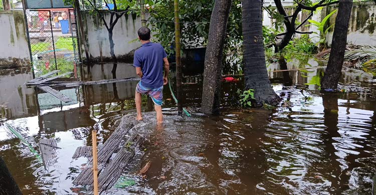 সামান্য বৃষ্টিতে তলিয়ে যায় রেলওয়ে পুলিশ ফাঁড়ি