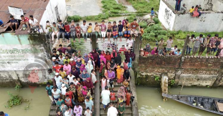 সুনামগঞ্জে নৌকাবাইচ দেখতে বৃষ্টি উপেক্ষা করে মানুষের ঢল