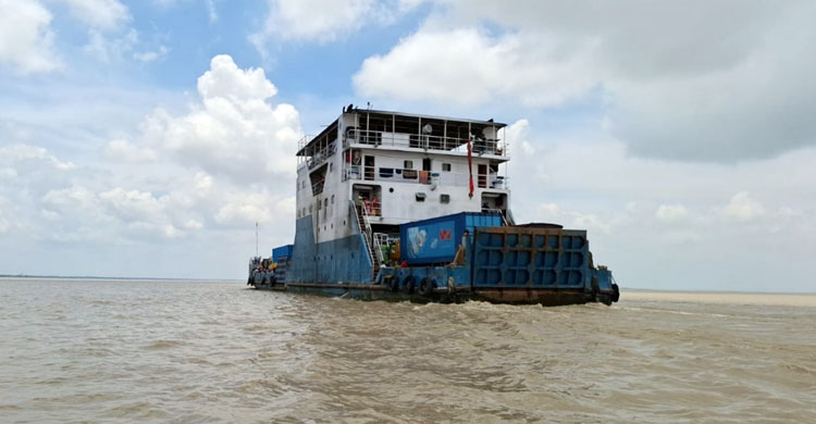 দৌলতদিয়ায় পারের অপেক্ষায় শতাধিক যানবাহন