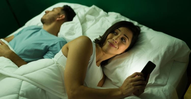 সঙ্গী পরকীয়া করছেন কিনা বুঝবেন যেসব লক্ষণে