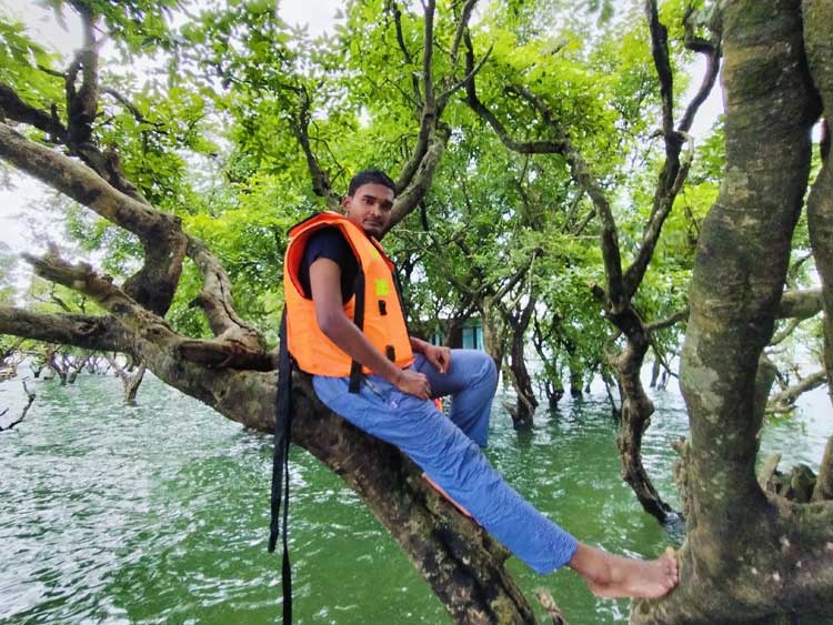 টাঙ্গুয়ার হাওরের জলে ভেসে ভেসে