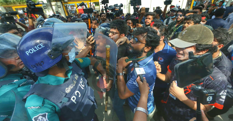 যমুনা অভিমুখী প্রকৌশল শিক্ষার্থীদের ওপর পুলিশের লাঠিচার্জে আহত ৬