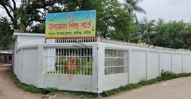 ঝোপঝাড়ে ছেয়ে গেছে ৭৭ লাখ টাকার শিশুপার্ক