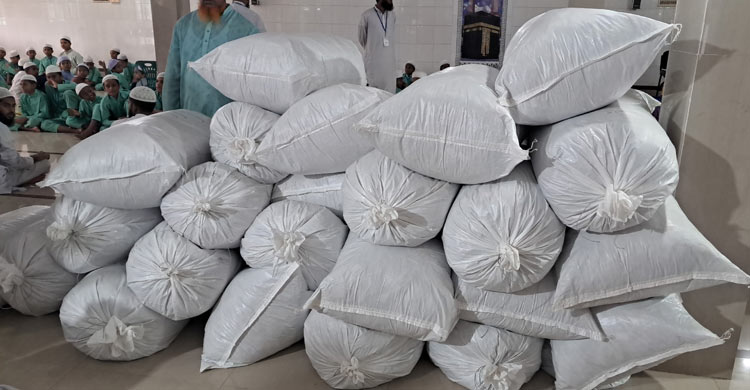 পাগলা মসজিদে পাওয়া ৩২ বস্তা টাকা গুণছেন ৫০০ জন