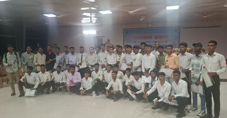 ১২০ টাকায় পুলিশে চাকরি পেলেন টাঙ্গাইলের ৫০ জন