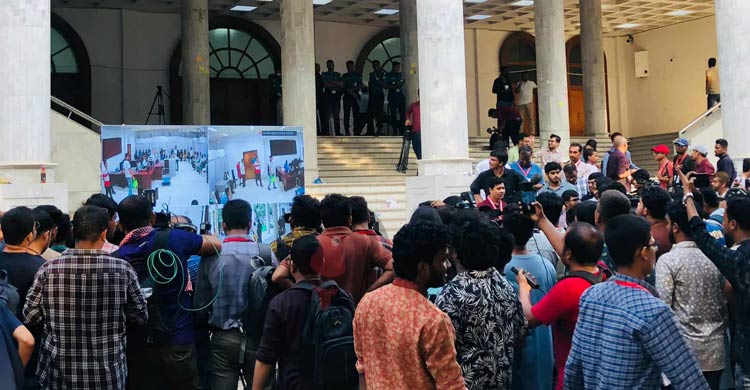 ডাকসুর ফলের অপেক্ষায় সবাই, কেন্দ্রের বাইরে উপচেপড়া ভিড়