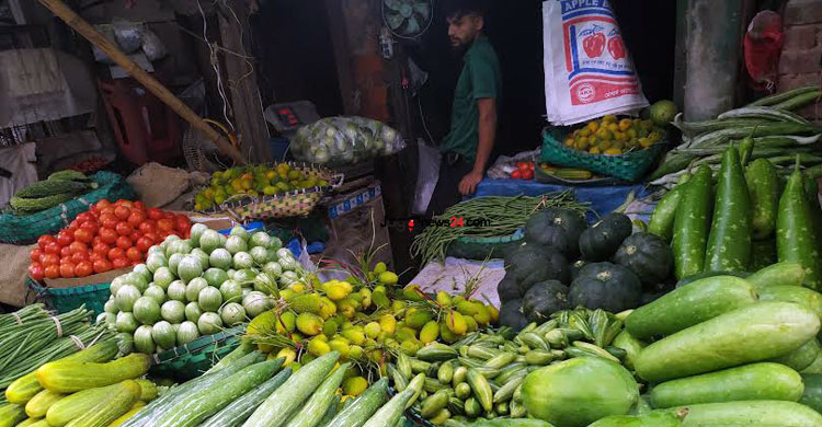 মাছ-মাংস থেকে লাখ টাকার ফোন সবই মেলে রিয়াজউদ্দিন বাজারে