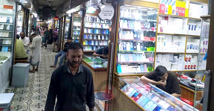 হাত বাড়ালেই ‘চোরাই ফোন’, দেখেও দেখে না ‘প্রশাসন’