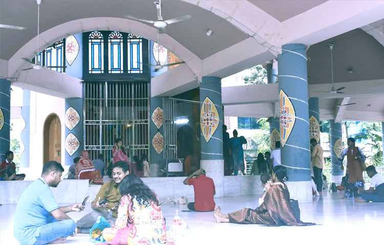 রঙিন সাজে সাজছে রমনা কালী মন্দির