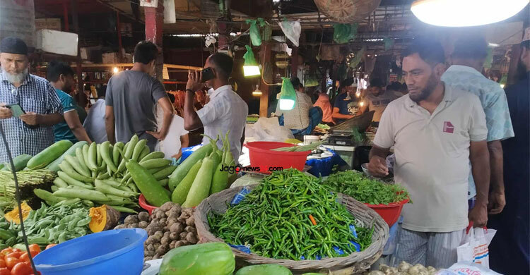 বৃষ্টির অজুহাতে বেড়েছে কাঁচামরিচ-সবজির দাম