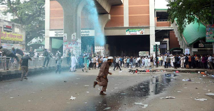 শহীদ মিনারে একপক্ষ, পুলিশের লাঠিচার্জে ছত্রভঙ্গ আরেক পক্ষ
