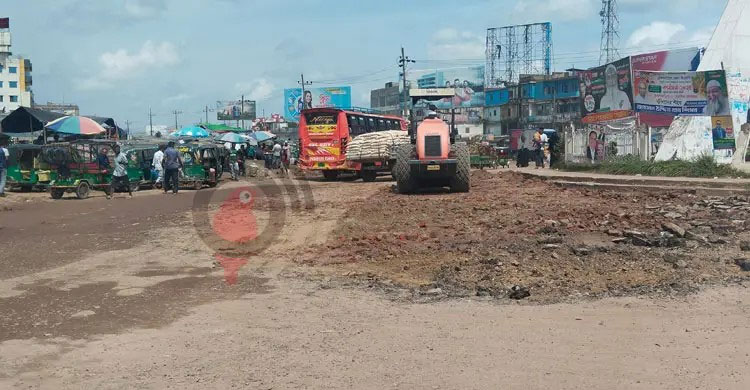 চাকরি বাঁচাতে ঢাকা ছেড়ে কর্মকর্তারা সড়কে, দুর্ভোগ পোহাতে হবে আরও 