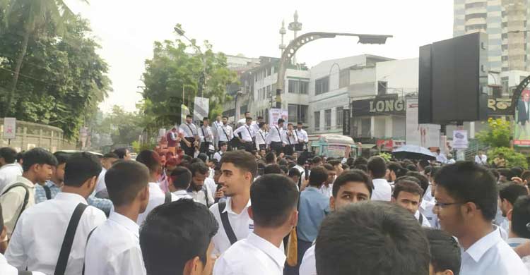 পাঠ ছেড়ে মাঠে শিক্ষকরা, ‘নির্লিপ্ত’ শিক্ষা মন্ত্রণালয়