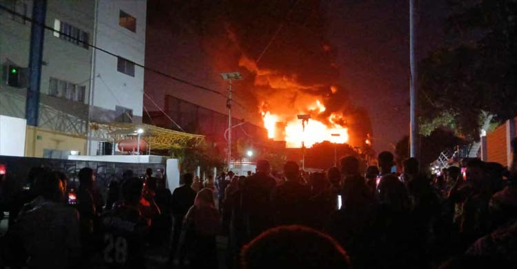 চট্টগ্রাম ইপিজেডে আগুন বাড়ছে, ঝুঁকিতে আশপাশের কারখানা