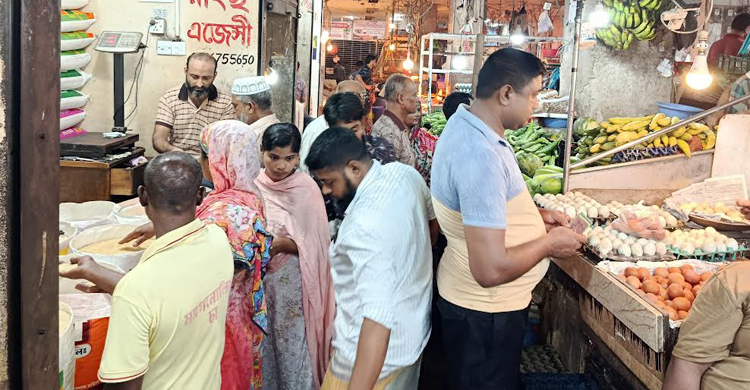 ডিম চড়া, আগের দামেই মিলছে সয়াবিন তেল
