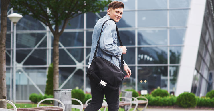 প্রতিদিন এক কাঁধে ব্যাকপ্যাক ঝুলিয়ে নিলেই ক্ষতি