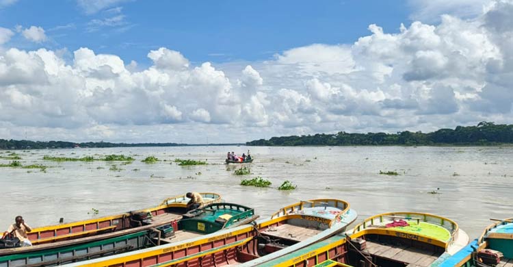 নিষেধাজ্ঞা শেষে ঋণের বোঝা মাথায় নদীতে জেলেরা
