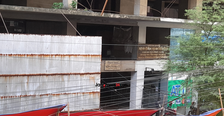 সরকারি জমি দখলে নিলো এক ব্যাংক, আরেক ব্যাংক তুলছে নিলামে