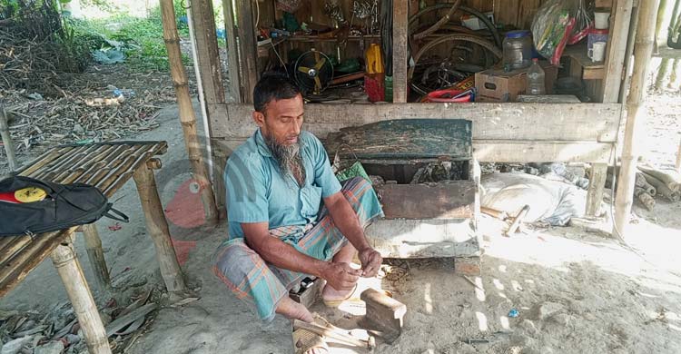 চোখে দেখেন না তবুও তিনি নিখুঁত মিস্ত্রি