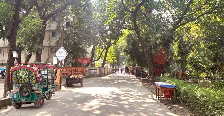 ঢাবিতে শিক্ষার্থীদের আনাগোনা কম, কিছু বিভাগে ক্লাস-পরীক্ষা বাতিল