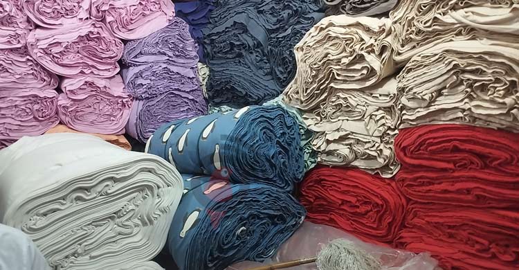 বেচাকেনা নেই, ব্যবসায়ীদের সময় কাটে গল্প-গুজবে