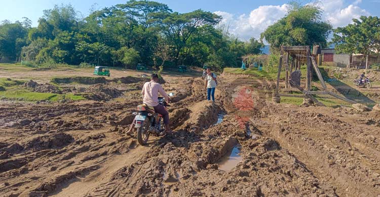 যাতায়াত দুর্ভোগে বিছনাকান্দি ভুলতে বসেছে পর্যটকরা