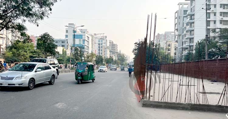 ব্যস্ততম সড়ক-ফুটপাত দখল করে সিটি করপোরেশনের স্থাপনা