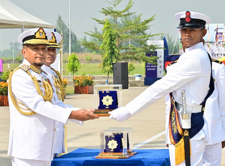 সামরিক প্রশিক্ষণ শেষে নৌবাহিনীতে যুক্ত হলেন ৪১৭ নাবিক