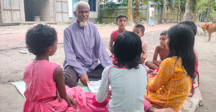 অভাব-অনটনে পিষ্ট, তবুও শিশুদের ১ টাকায় পড়ান লুৎফর রহমান