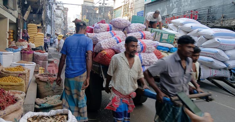 খাতুনগঞ্জে ভেঙে গেছে চিনির সিন্ডিকেট