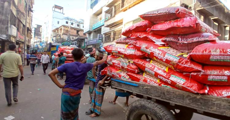 রমজানের আগাম ভোগ্যপণ্য আসছে খাতুনগঞ্জে, কমছে দাম