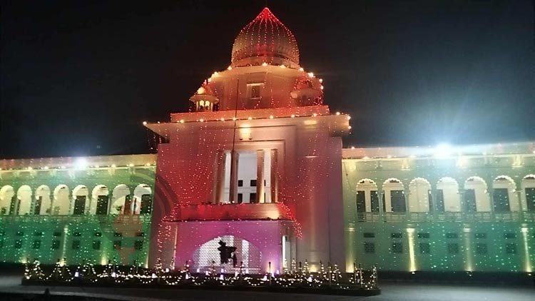 বিজয়ের বর্ণিল সাজে সেজেছে ঢাকা