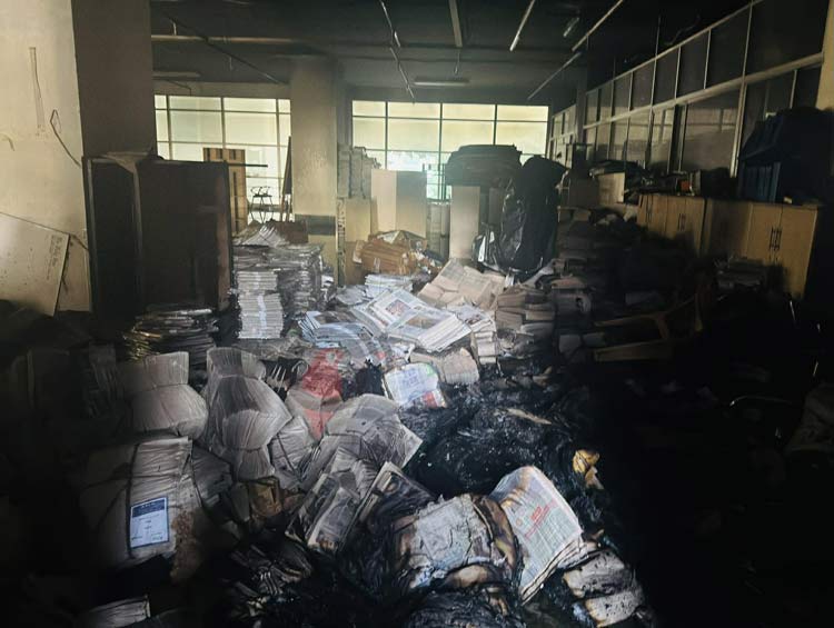 এখনো উড়ছে ধোঁয়া, প্রথম আলো ও ডেইলি স্টার ভবন ধ্বংসস্তূপ