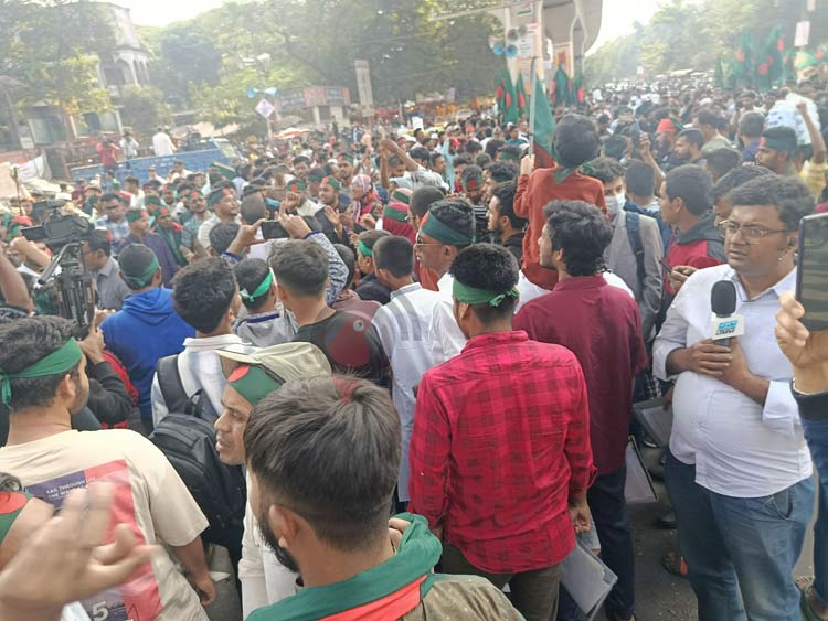 স্লোগানে উত্তাল শাহবাগ, বাড়ছে উপস্থিতি